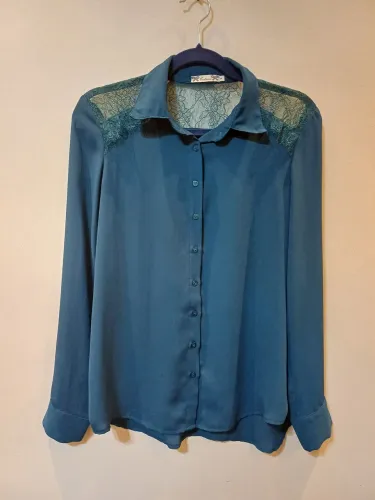Camisa Feminina Azul Costume com Detalhe em Renda