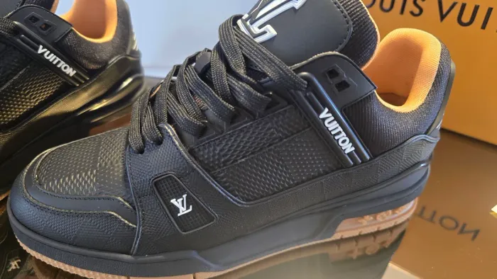 LV ARCHLIGHT SNEAKER<br><br>TAM 39<br><br>R$800,00