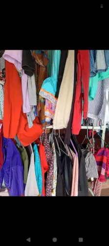 Roupas para vender pra bazar a preço de 2 reais a peça 