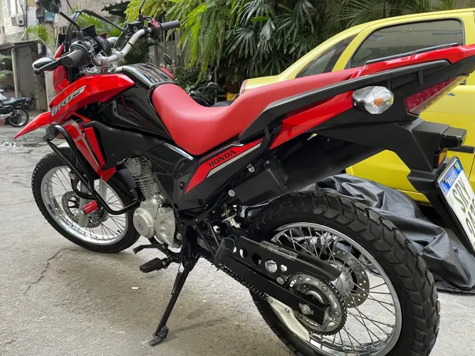 Vendo Honda bros, único dono documento ok, manual, chave reserva, alarme. 