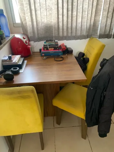 Mesa madeira com 3 poltronas acolchoadas