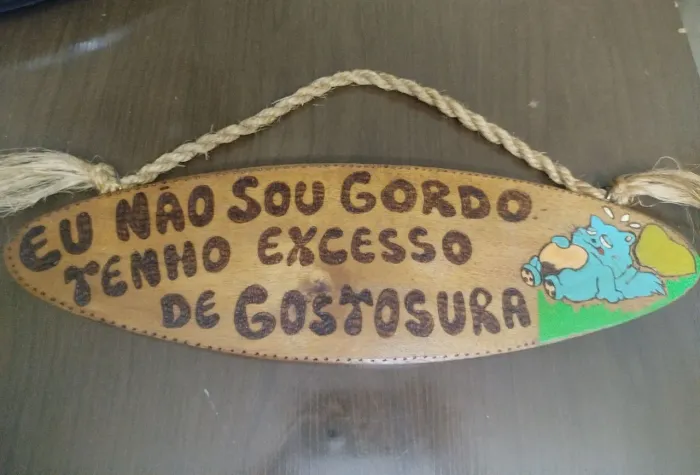 Placa decorativa em madeira