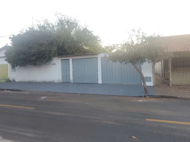Casa 2 Quartos garagem 5 carros valor 1.300, atrás av. Goiás 