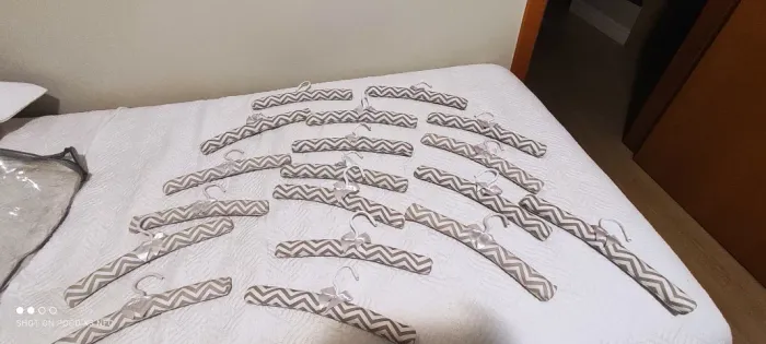18 cabides infantis encapados branco e cinza