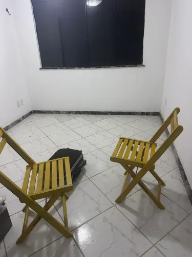 Duas cadeiras de madeira amarela
