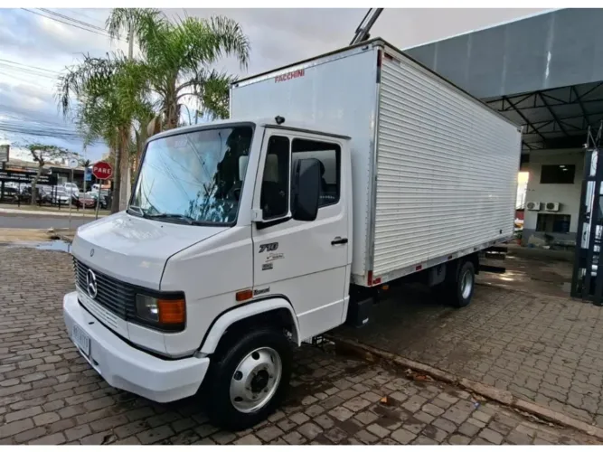 Mercedes-benz 710 2009