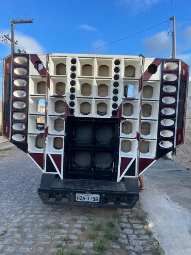 Carrocinha e estrutura de paredão