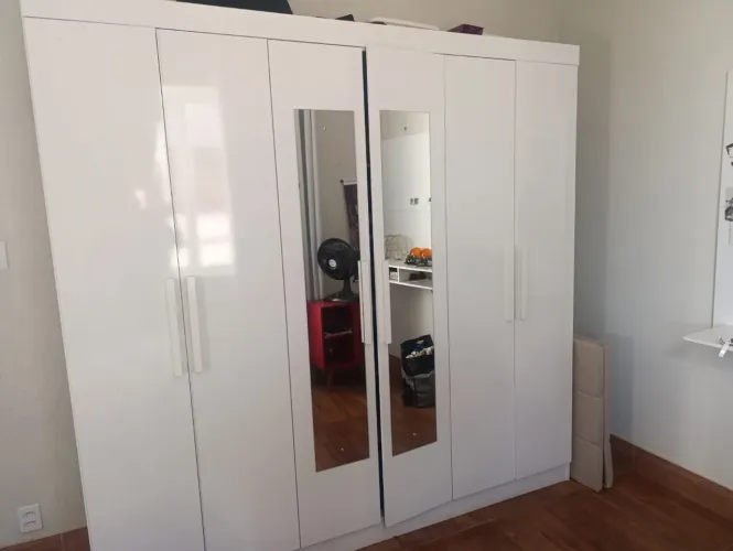 Vendo guarda roupas super conservado 6 portas com espelho.