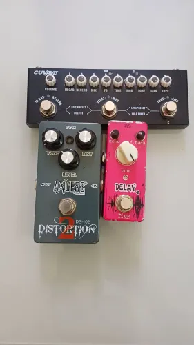 Kit Guitarra Cube Baby Cuvave + Pedal Delay + Distorção