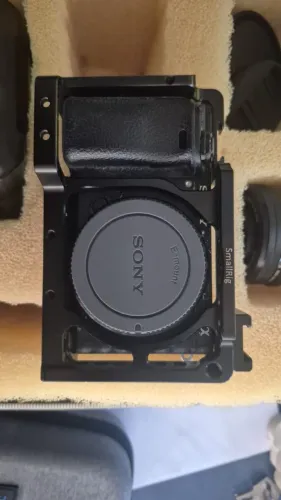 Vendo Sony A6300 + lente + acessórios