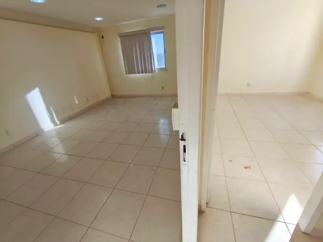 Sala comercial com sala anexa, elevador e vg de garagem, Cajueiros - Macaé - RJ