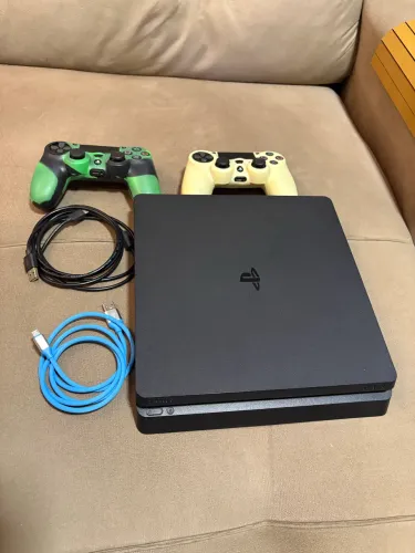 PS4 Slim 1 TB + 2 controles originais
