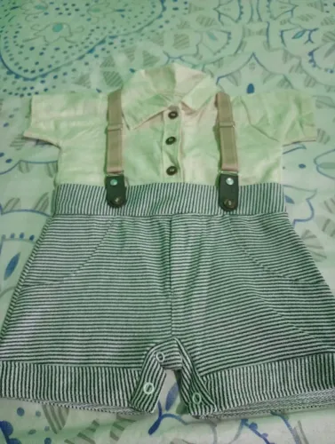 Tenho roupas e sapato usados e novos troco por coisa de bebê menino ou vendo