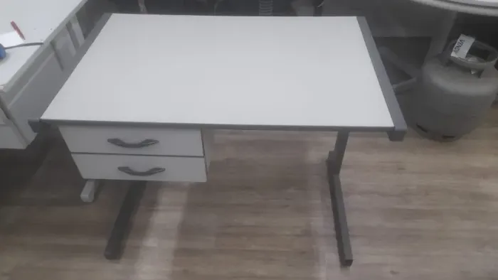 Mesa escritório pequena -0,96 x 061