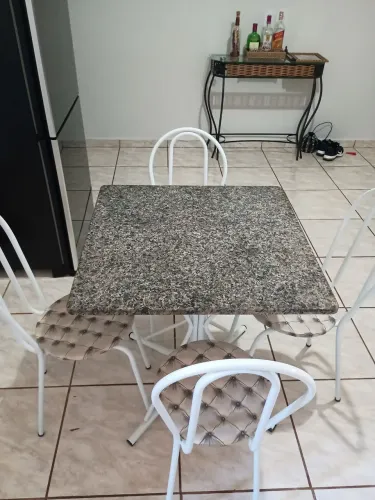 Mesa de mármore com 4 cadeiras