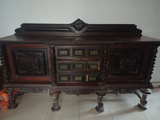 buffet antigo de madeira maciça no estilo Manuelino