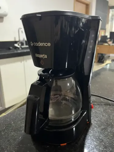 Cafeteira Cadence desperta