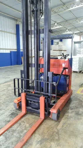 Empilhadeira Elétrica Retrátil Toyota - 1.800kg - 4.500mm - Com Bateria