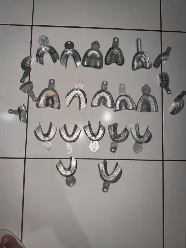 Moldeiras para dentados, moldeira parciais (usadas poucas vezes) outras nem usadas