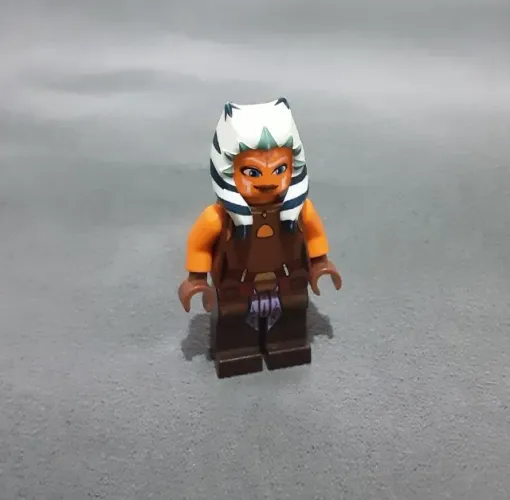 minifigura Ahsoka Tano (Padawan), com leves marcas de uso