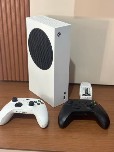 XBOX SERIES S / 512 SSD / 2 controles / Pilhas recarregáveis 