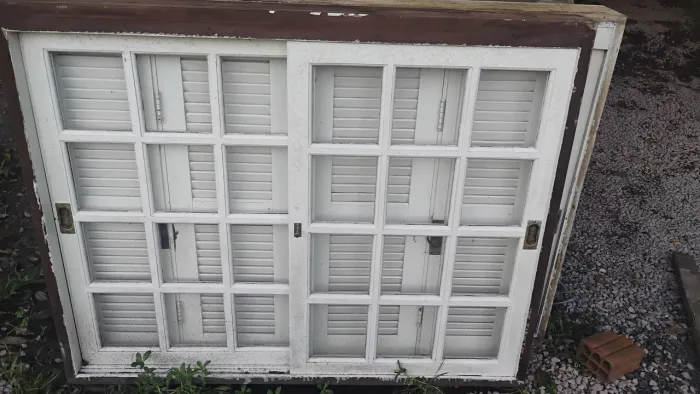 Vendo 4 janelas de madeira nobre