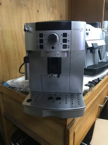 Cafeteira espresso automática delonghi magnífica
