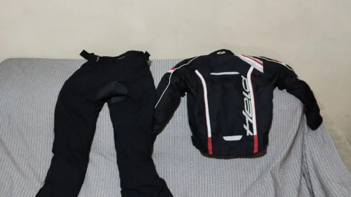 Conjunto para criança, andar de moto, calça e jaqueta todas com proteção.