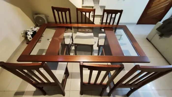 Conjunto em madeira maciça com tampo de vidro com 6 cadeiras estofadas em bom estado