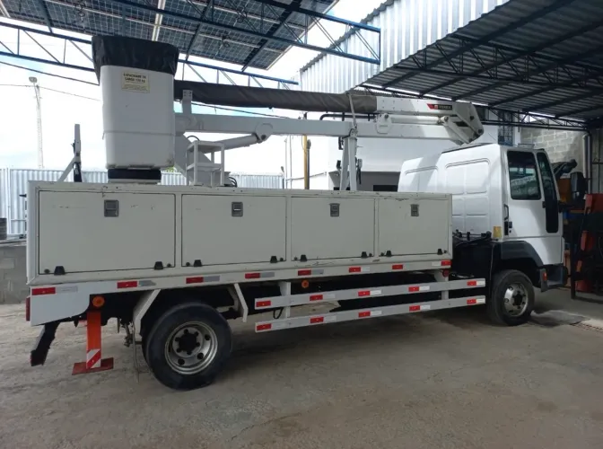 Caminhão Ford Cargo 815 2004 com cesto isolado.