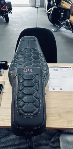 Banco Pedrinho Dynamite Crew para Harley Davidson Dyna club style 