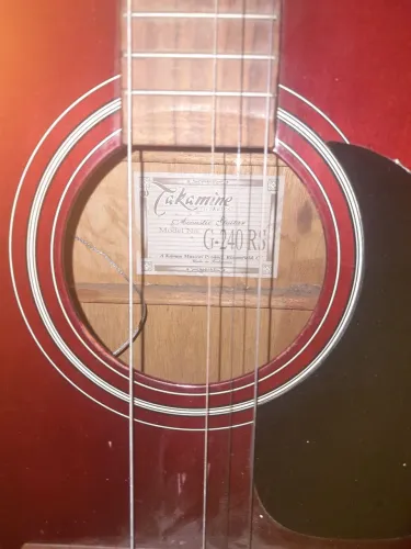 Vendo violão. Takamini