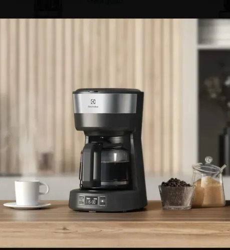 CAFETEIRA NOVA NUNCA USADA NA CAIXA ESTA. GANHEI NUM BINGO. ENTREGO
