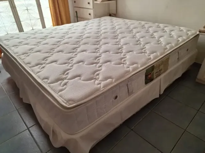 Cama tamanho king seminova, marca Pelmex e muito macia.