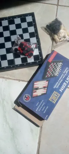 Jogo de dama, xadrez e goma