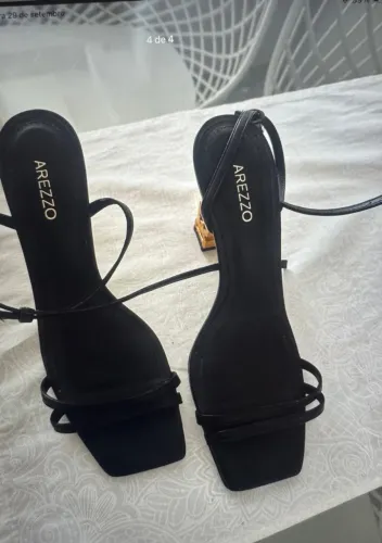 Vendo sandália Arezzo original, nunca usada! Tamanho 36. Valor: R$ 230,00. Aceito cartão.