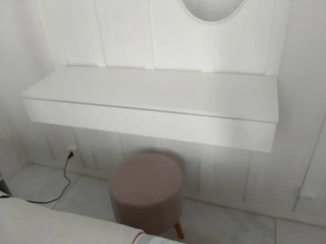 Penteadeira ou mesa de estudo com put +prateleiras