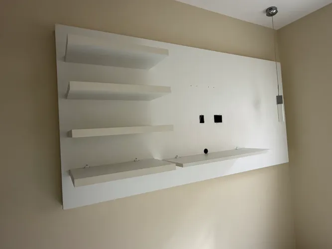 Painel de quarto ou sala em madeira