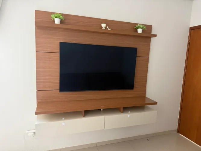 Painel de TV em MDF com duas portas, 1,60 x 1,85m