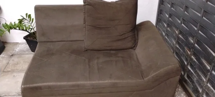 Sofá coberto de veludo de canto