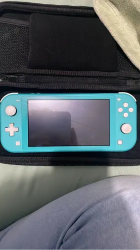 Nintendo Switch Lite Turquesa + Super Mario Bros U Deluxe + Dragons + Case