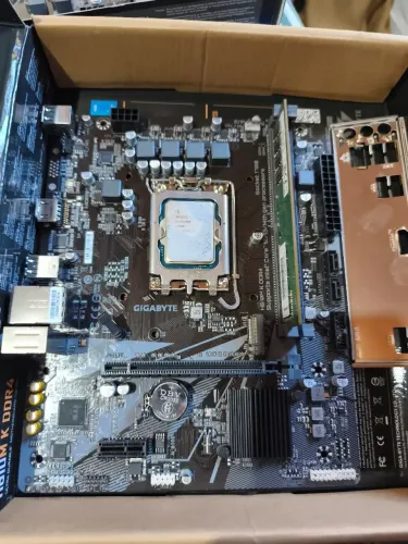 Vendo kit i5 de 14400F com 8gb de ram ddr4 placa mãe h610M K