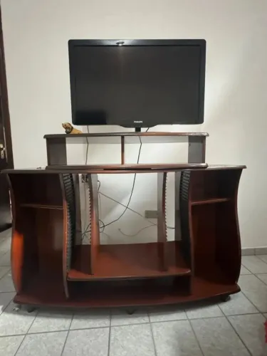 Rack de TV em madeira maciça