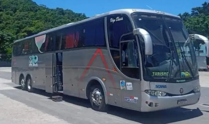 Vendo ônibus semi-leito motor Scânia 124/360, pneus novos sendo dois zerados na frente .