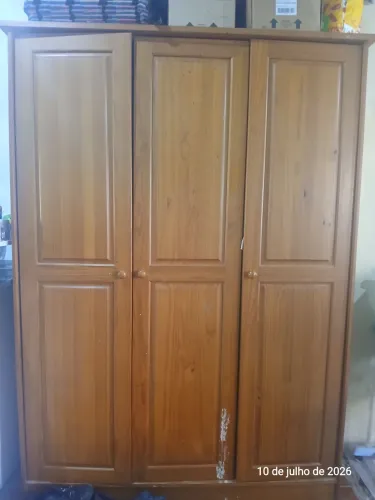 Guarda roupas de madeira maciça