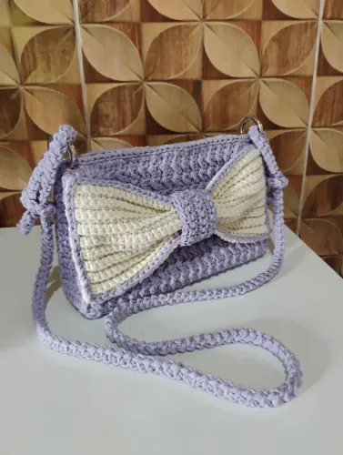 Bolsa de crochê com laço e alça regulável