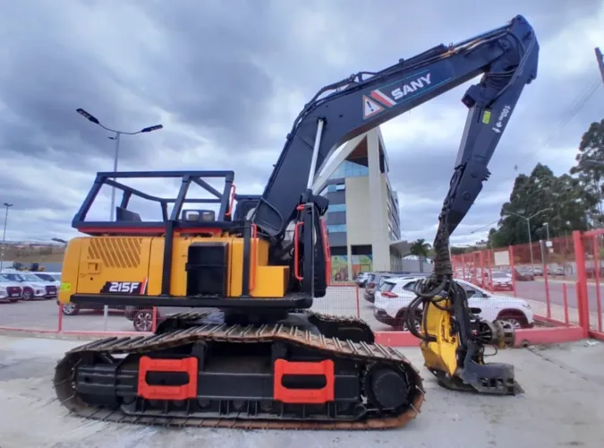 Harvster de Esteira Sany 215F ano 2022, com 14.700 horas e cabeçote de corte Ponsse H7 