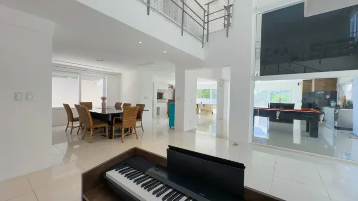 Casa de condomínio à venda no bairro Belém Novo com 465 m² e 5 dormitórios/quartos.