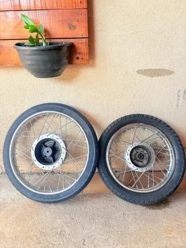 Par de Rodas Raiadas de Moto com Pneu e Câmara (Dianteira e Traseira)