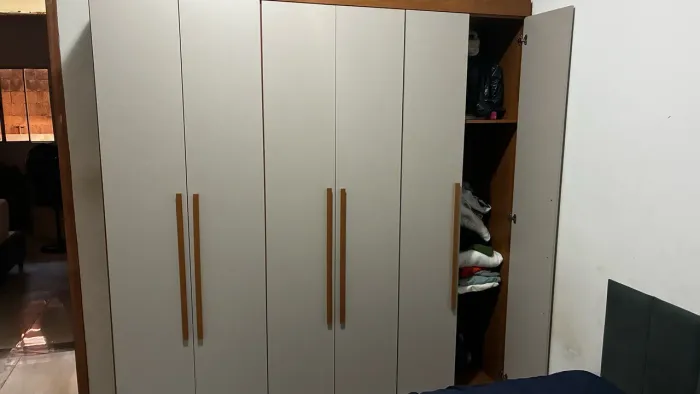 Guarda roupa semi novo com 3 meses de uso